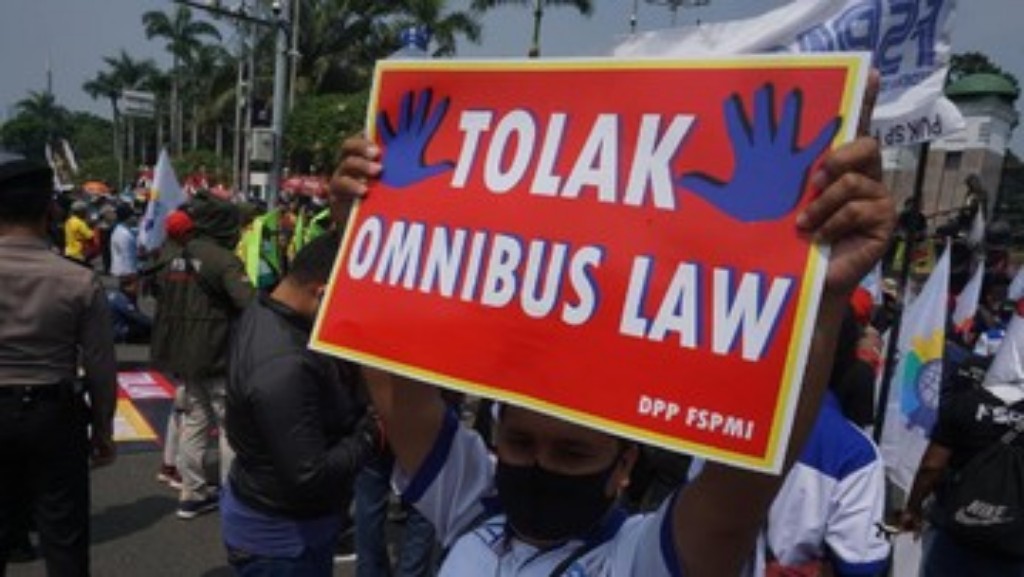 Siapa Bermain Api di Omnibus Law?