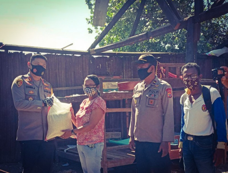 Kapolres Belu AKBP Khairul Saleh Tengok Korban Angin Ribut di Kimbana
