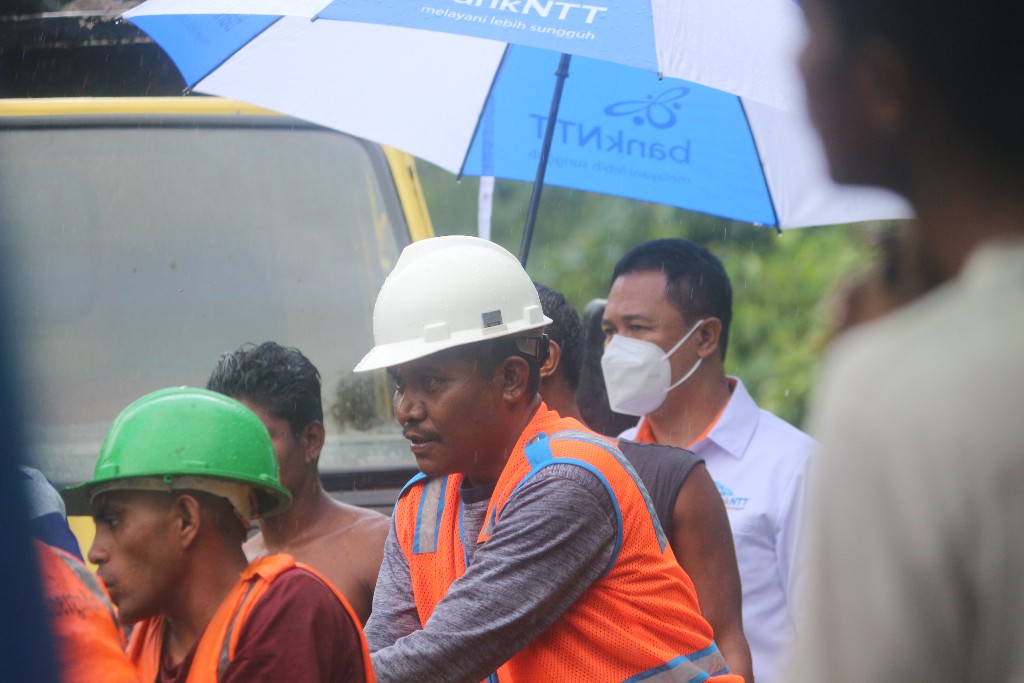 Tim Bank NTT Bantu Petugas PLN di Waiterang Kabupaten Sikka