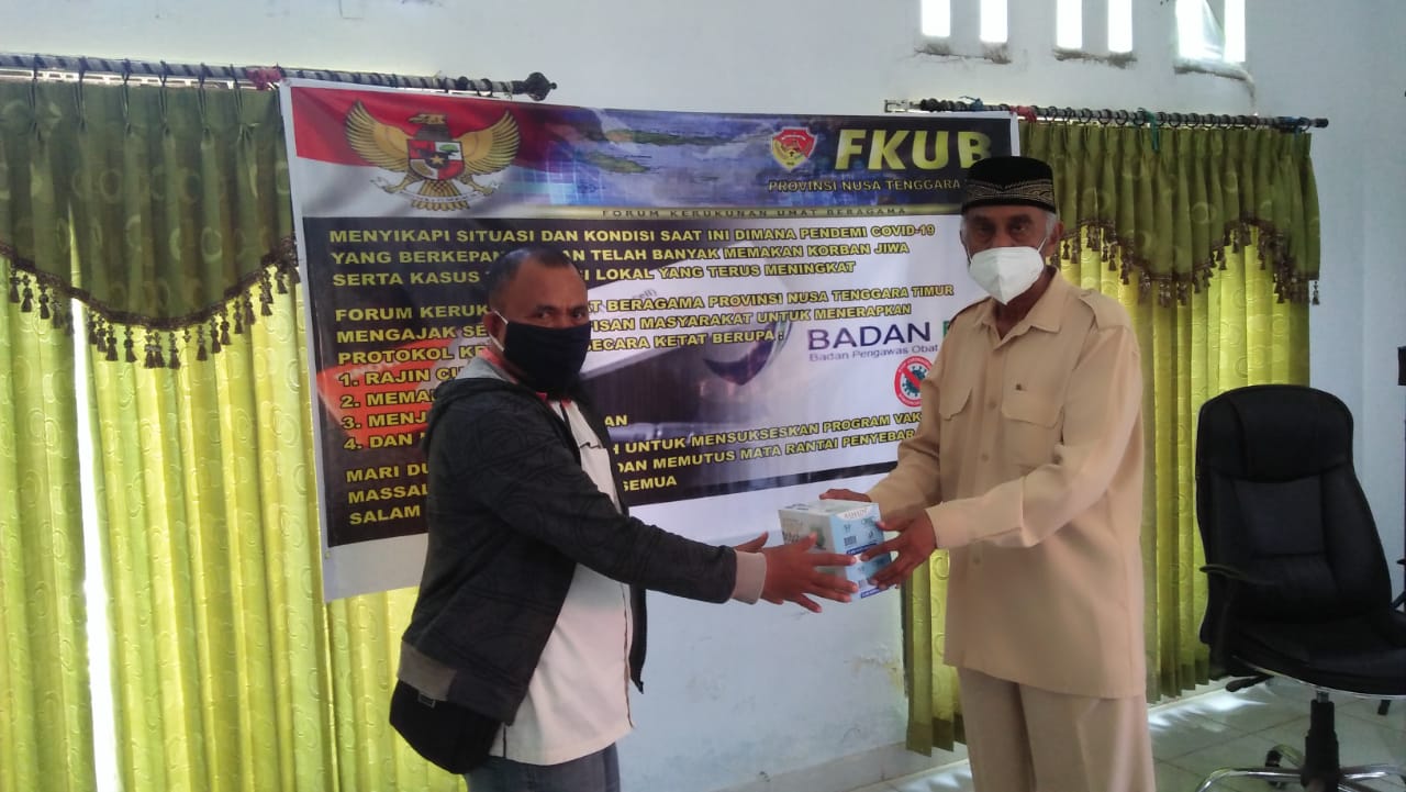 Peduli Sebaran Covid-19 di Rumah Ibadah, FKUB Provinsi NTT Bagi Masker Medis