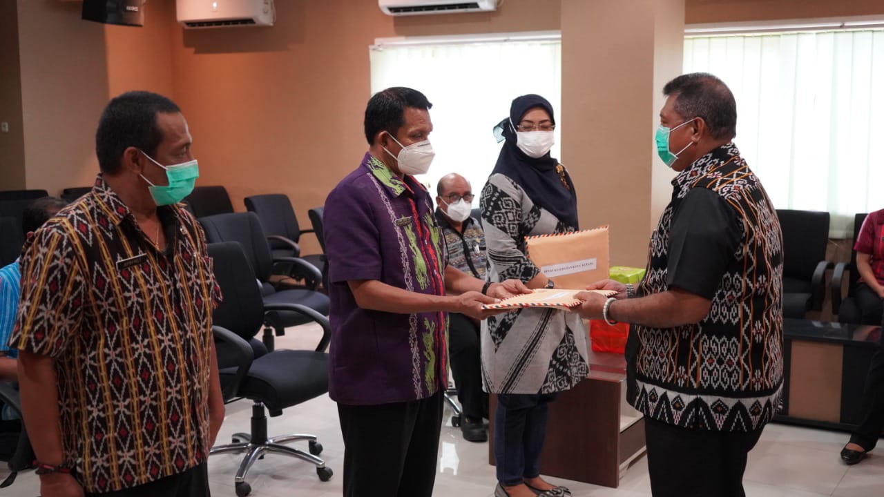 Simbolis, Sekda Serahkan DPA-SKPD 2021 Bagi Perangkat Daerah Kota Kupang
