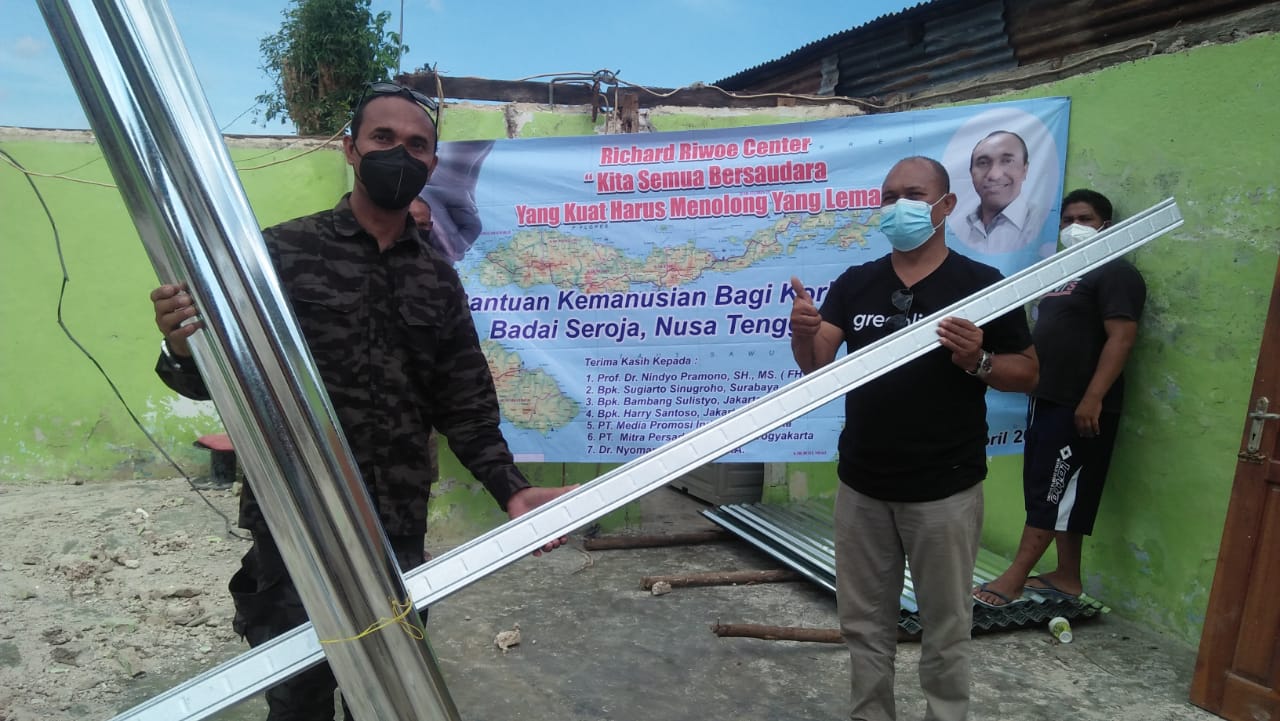 FORKABES NTT & Richard Riwoe Center Bantu Rumah Warga Kena Badai Seroja