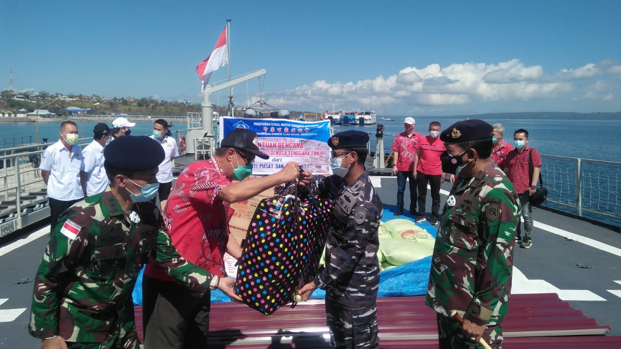 KRI Ahmad Yani Angkut Bantuan PSMTI & GSKI Bagi Korban Bencana Sabu Raijua