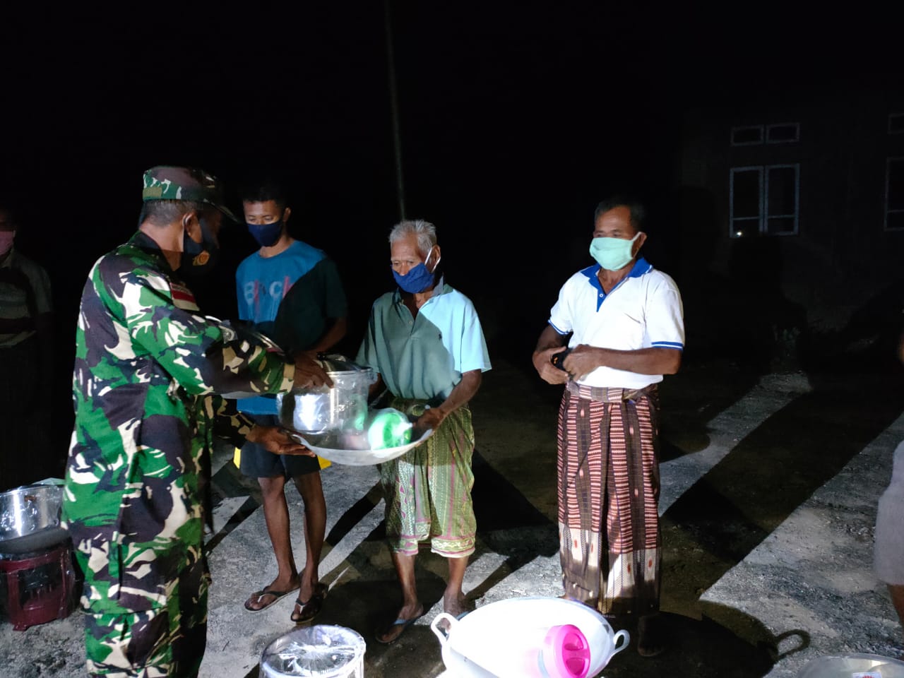 Kodim 1627/Rote Ndao Bantu Alat Masak bagi Warga Terdampak Badai Seroja