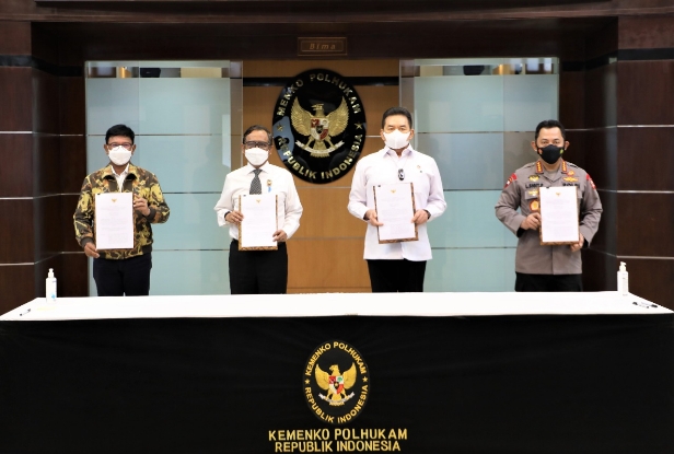 Teken Pedoman Implementasi UU ITE, Mahfud : Bisa Lindungi Masyarakat