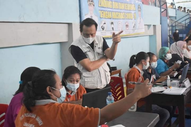 Pantau Vaksinasi Massal, Bupati Belu: Target Vaksin 70—100 Persen