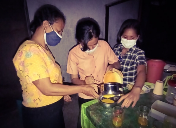 Dosen Farmasi Poltekkes Kemenkes Kupang Latih Warga Olah Temu Lawak Instan