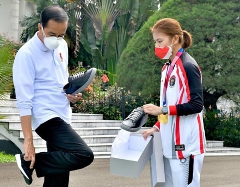 Jokowi Beli Sepatu ‘Sneaker Fine Counsel’ dari Greysia Polii