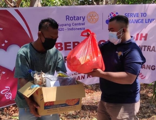 Bingkisan Kecil bagi Pasukan Kuning Kota Kupang dari Rotary Kupang Central