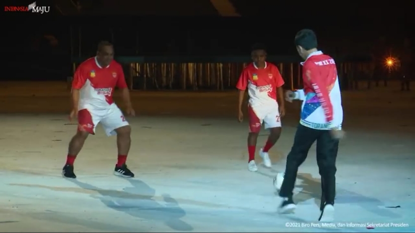 Hanya di PON XX Papua, Anak Kecil Ajak Presiden Jokowi Main Bola