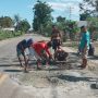 Peduli Selamat, Kopdit Cendana Timor Kimbana Tambal Jalan Raya Berlubang