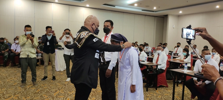 Sekretaris Jenderal KAI, Apolos Djara Bonga, S.H. saat menyematkan tanda peserta diklat khusus advokat kepada salah satu peserta