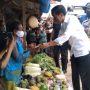 Presiden Jokowi Beli Buah Srikaya di Pasar Inpres SoE TTS