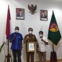 Pena Batas Beri Piagam Penghargaan ke Bupati dan Sekda Belu
