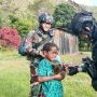 Abang Kostrad Bagi Permen, Anak Papua Ceria