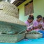 Latih Warga Terampil Anyam Daun Lontar, Srikandi Ganjar NTT Diapresiasi