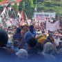 Bupati Sadewo Dilempari Sandal Saat Demo Pati