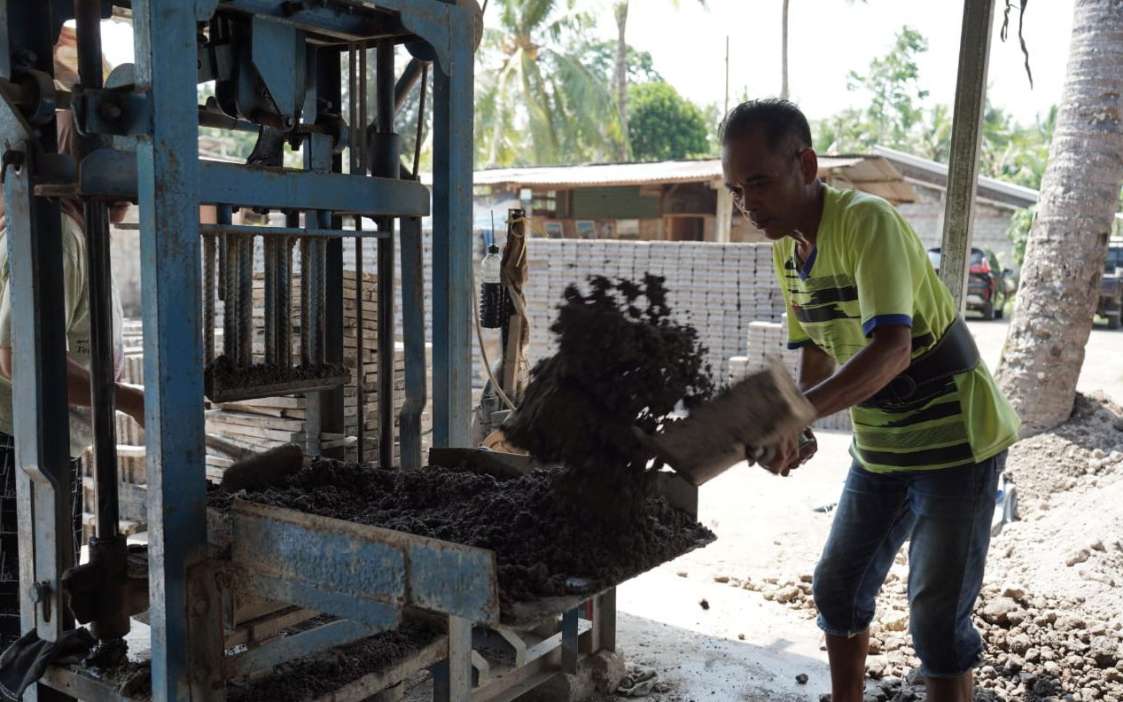 UMKM Batako Gunung Sari Bergeliat, PLN UIP Nusra Bantu FABA Mesin Cetak