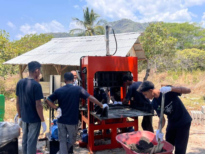 PLN Latih Pemuda Lintas Agama Maurole Ende Ubah FABA PLTU Ropa Jadi Paving Block