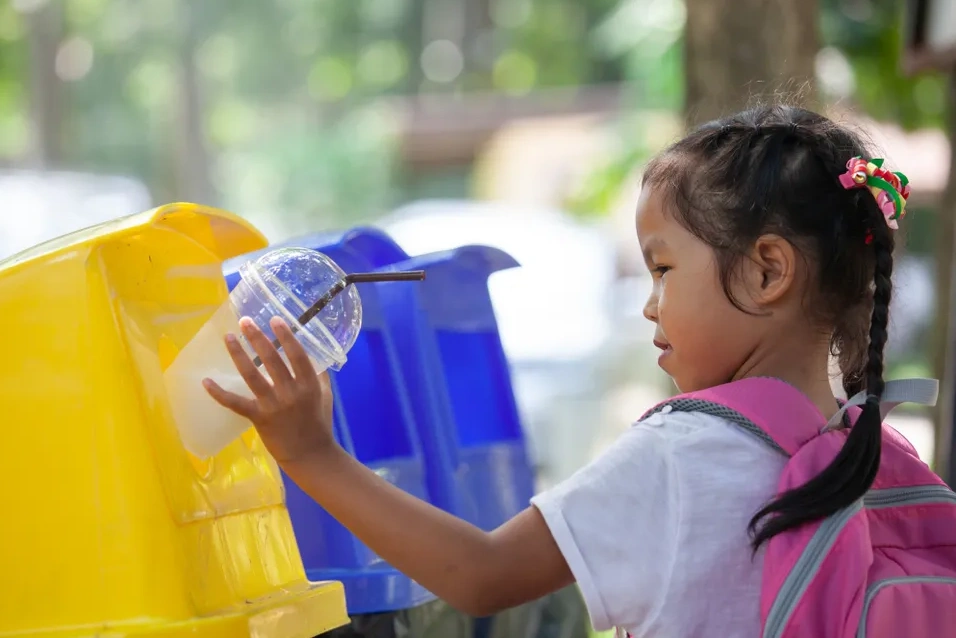 Cara Latih Anak Jaga Kebersihan Lingkungan