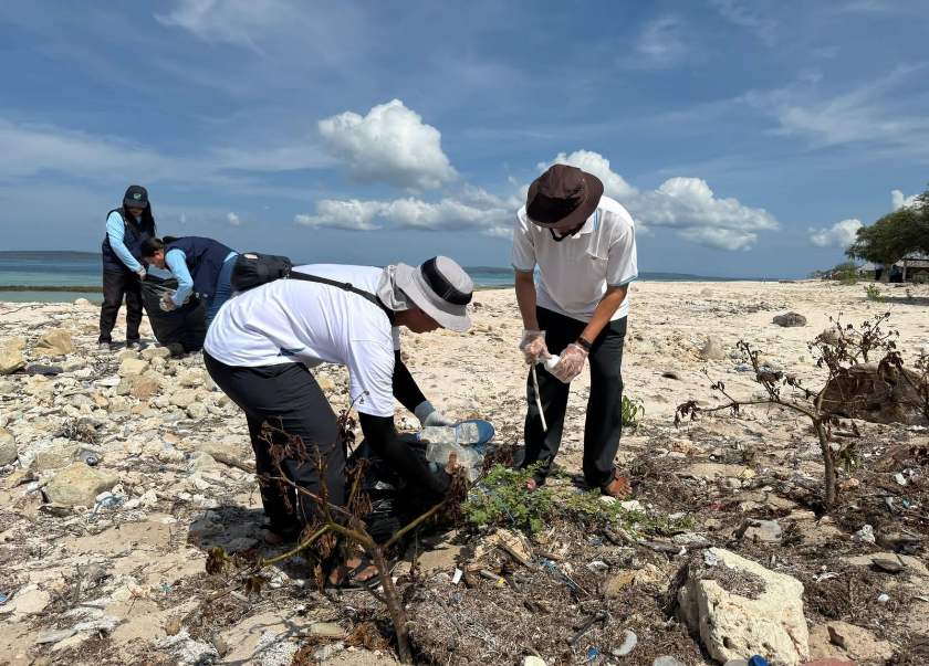 PLN UIP Nusra dan Politeknik KP Kupang Bersihkan Pantai Oesina