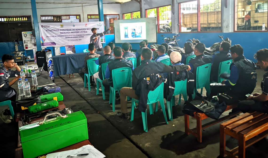 PLN UIP Nusra Fasilitasi SMK Aloisius Ruteng Konversi Motor Dinas Pemda Manggarai