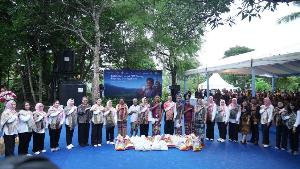 Ratusan Sembako PLN Warnai Sukacita Natal Bersama Warga Naioni Kupang