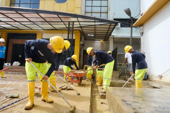 Direksi dan Relawan PLN Terjun Bantu Pemulihan Fasum Pascabencana Aceh