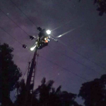 Hujan Badai Terjang Sistem Kelistrikan Lembata, Petugas PLN Sigap Pulihkan