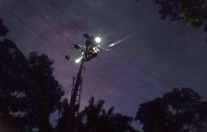 Hujan Badai Terjang Sistem Kelistrikan Lembata, Petugas PLN Sigap Pulihkan