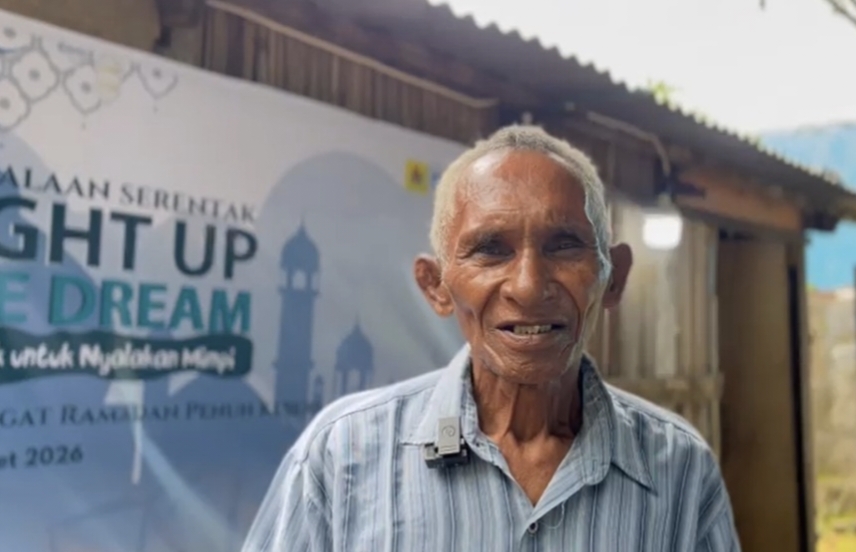 Penantian Belasan Tahun Buruh Harian Lepas Berbuah Nyala Listrik